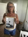 Tina Liljeroth överlämnar en tavla med Storöminnen 11 juli 2019