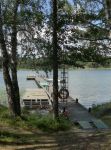 En ny förlängning till bryggan ligger ännu i strandkanten juli 2015